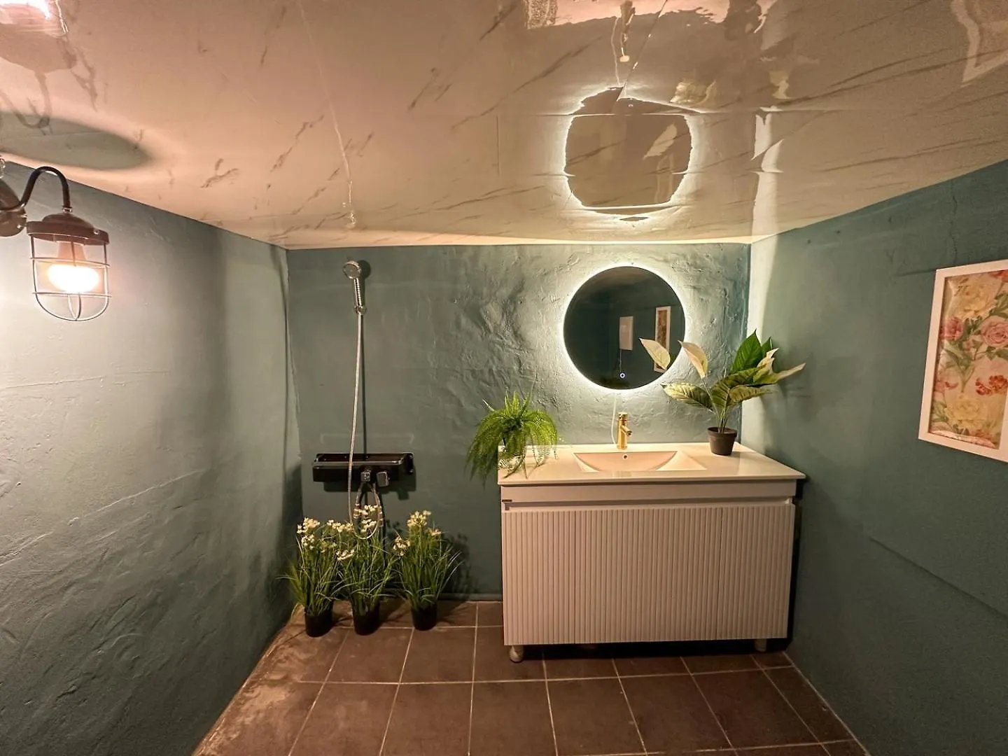 Yunseul- Garden House In The City With Korean Beauty